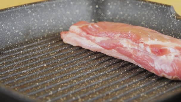 Biefstuk op een hete grill in slow motion — Stockvideo