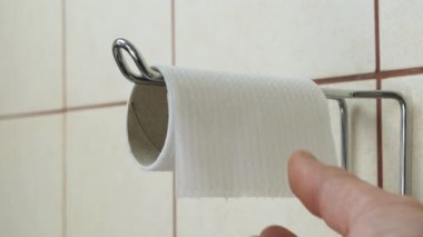 Tuvalet kağıdı rulosu banyoda..