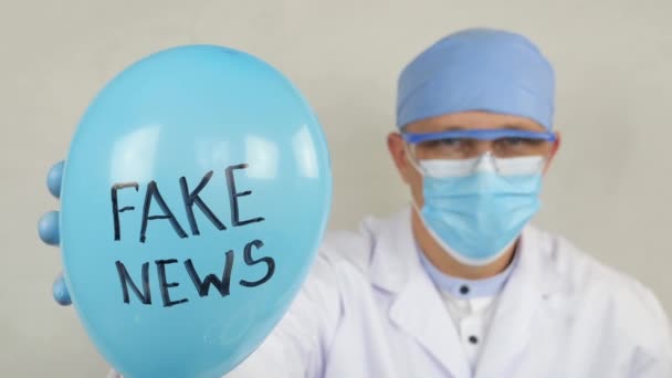 한 의사가 가짜 뉴스라는 문구가 적힌 공을 들고 있다. — 비디오