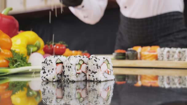 Cook händer gör japansk sushi rulle med bambu matta. — Stockvideo