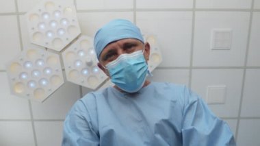 Hastane morgu, siyah plastik bir torbada ceset.