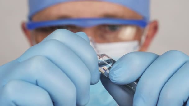 Oplossing voor injectie in de ampul injectieflacon in close-up — Stockvideo