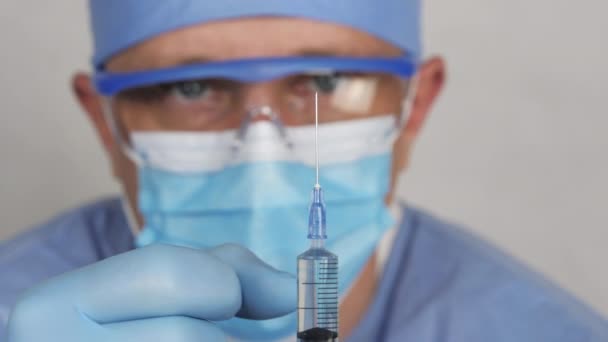 De dokter bereidt een injectie voor, van dichtbij bekeken.. — Stockvideo