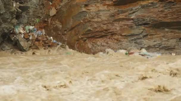 De stroom van vuil water na de zondvloed — Stockvideo