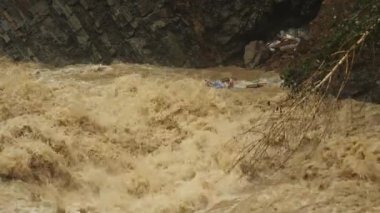 Sel sonrası kirli su akıntısı