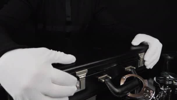 In Handschellen gefesselter Koffer voller Toilettenpapier — Stockvideo