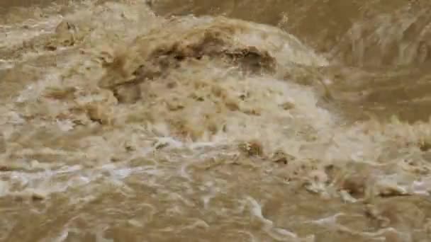 Naturkatastrophen und Extremwetter. Wütender Fluss mit schmutzigem Wasser — Stockvideo