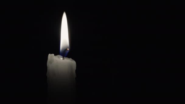 Svíčka plamen na černém pozadí — Stock video