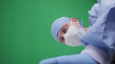 Hastane morgu, siyah plastik bir torbada ceset.