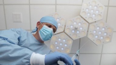 Doktor elinde şırıngayla ameliyathanede.
