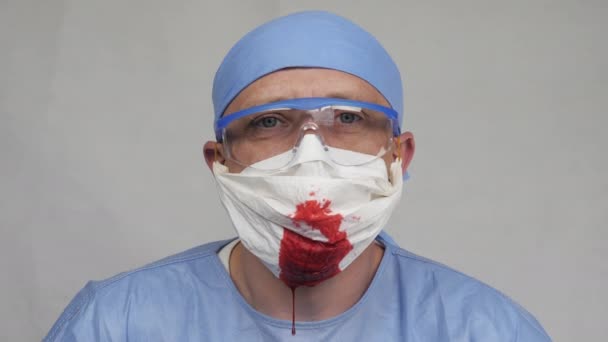 Médecin avec infection virale — Video
