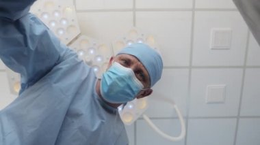 Hastane morgu, siyah plastik bir torbada ceset.