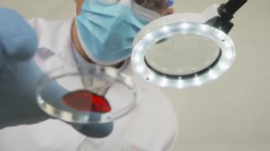 Laboratuvarda yeni bir aşı araştırması yapan bir tıp çalışanı..