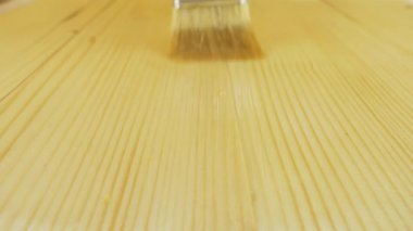 Ahşap masadaki boya fırçası yakın plan..