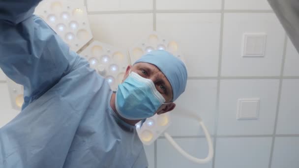 Больничный морг, труп в черном пластиковом пакете — стоковое видео