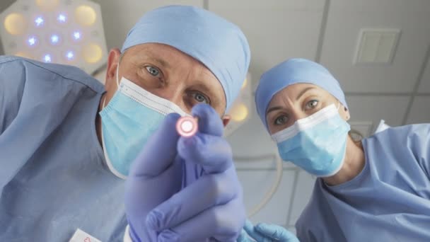 Chirurgien vérifie la réaction des élèves patients avec une lampe de poche — Video