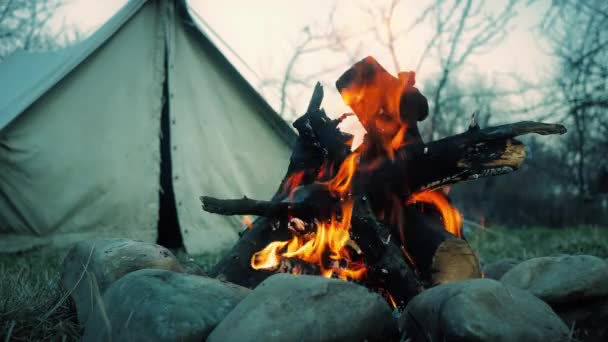 La tente de camping et le feu de joie. — Video