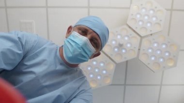 Ameliyat masasında yatan bir hastaya kalbi olan cerrah.