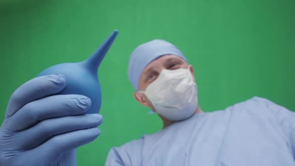 Ένας γιατρός με ένα κλύσμα στα χέρια του στέκεται πάνω από τον ασθενή. — Αρχείο Βίντεο