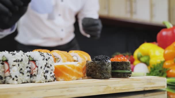 California Rolls, sushi na dřevěné sekací desce — Stock video