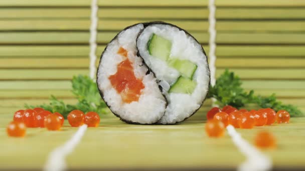 Sushi roll Yin Yang i närbild på en svart bakgrund — Stockvideo