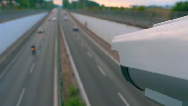 Rychlostní bezpečnostní kamera na dálnici. — Stock video
