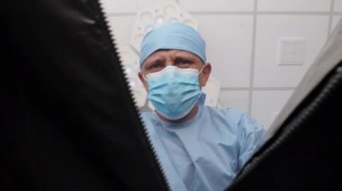 Hastane morgu, siyah plastik bir torbada ceset.