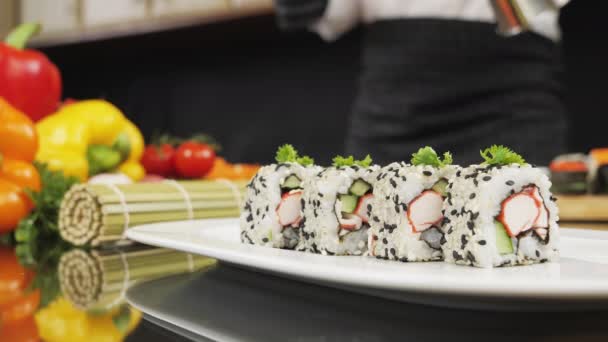 Sushi på en träskiva — Stockvideo