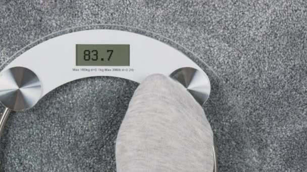 Inscription OMG on bathroom scales digital display — Stock Video