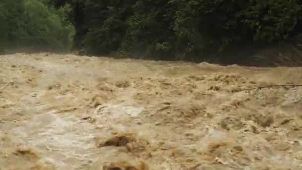 Katastrofy naturalne i ekstremalna pogoda. Wściekła rzeka z brudną wodą — Wideo stockowe