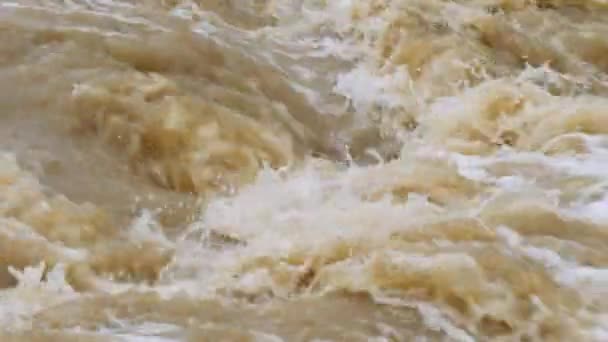 自然災害や異常気象。汚れた水で川を荒れ狂う — ストック動画