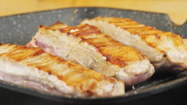 Heerlijke steaks gebakken op een grill pan — Stockvideo