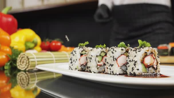 Cocinar manos haciendo rollo de sushi japonés — Vídeo de stock