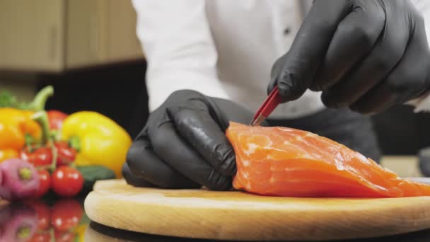 Chef prepara salmón atlántico en la cocina moderna — Vídeos de Stock