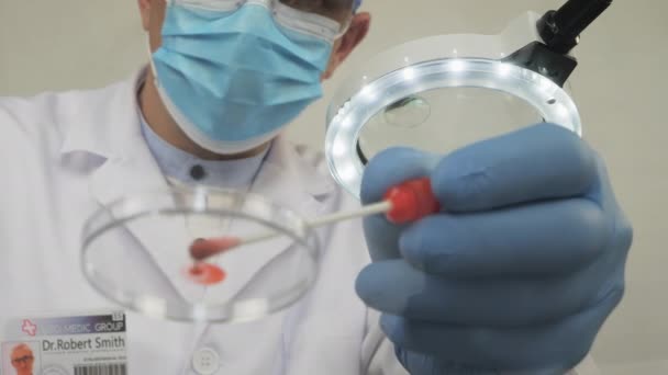 Medical worker in a laboratory researching a new vaccine. — Stock Video