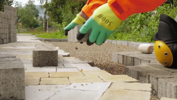 Operaio edile fa nuovo marciapiede marciapiede con mattoni di pietra — Video Stock