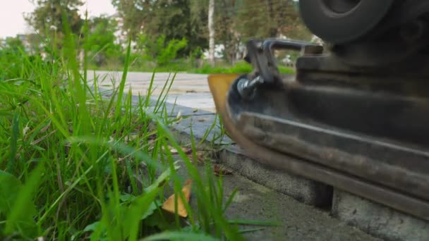 Compactador de placas vibratorias en obra — Vídeo de stock