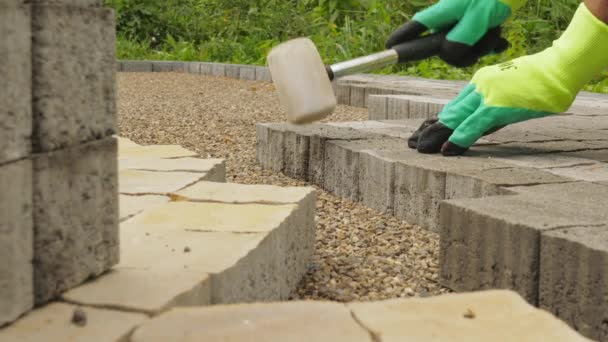 Trabalhador da construção faz novo pavimento calçada com tijolos de pedra — Vídeo de Stock