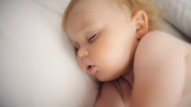 Küçük yeni doğmuş bebek uyuyor — Stok video