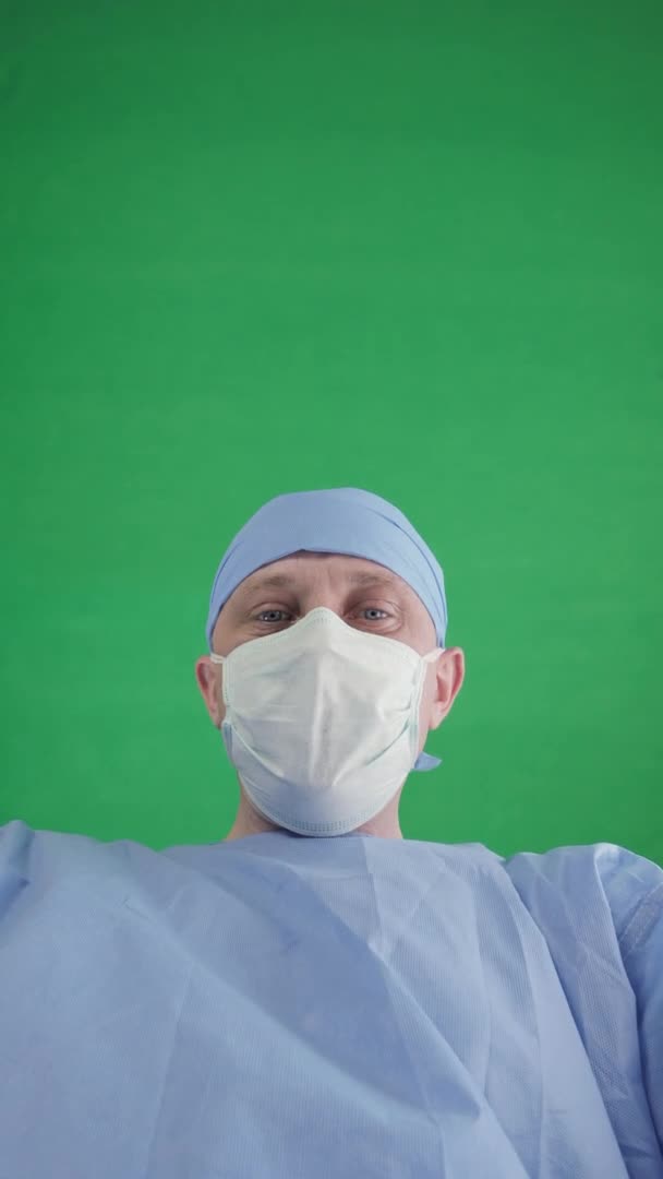 관장을 손에 쥐고 있는 의사 가환자 위에 서 있다. — 비디오