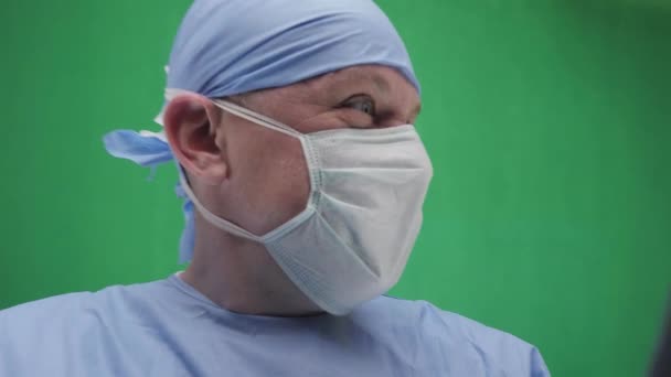 Больничный морг, труп в черном пластиковом пакете — стоковое видео