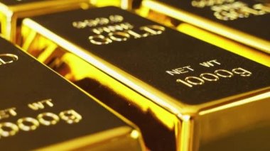 Altın külçe ya da külçe. Yığılmış altın külçeleri düşük açılı görünüm.