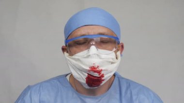 Viral enfeksiyonu olan doktor.