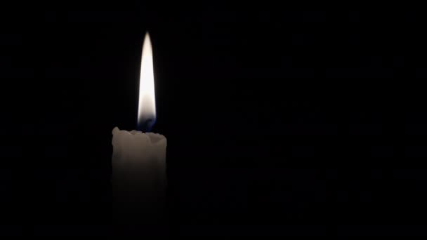 Zdmuchnij płomień świecy z bliska — Wideo stockowe