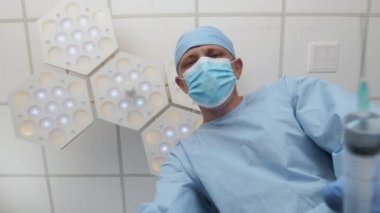 Doktor elinde şırıngayla ameliyathanede.