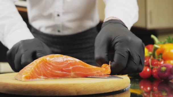 Descale kůže z lososa filet s ostrým nožem — Stock video
