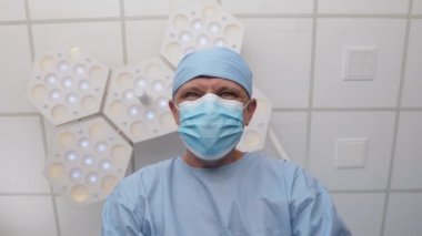 Bir doktor hastanın üstünde durur.