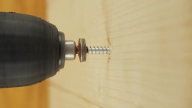 Ahşap bir duvarda kendi kendine dokunan vida