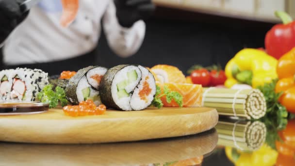 Chef hace rollo de sushi japonés en la cocina — Vídeos de Stock