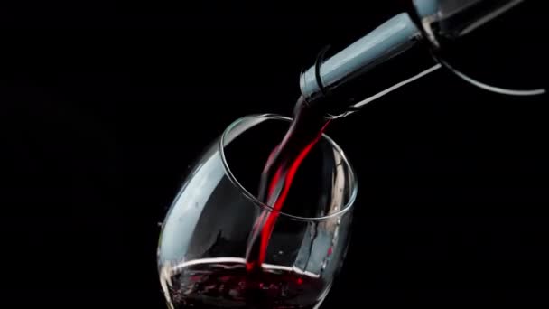 Du vin rouge. Verser le vin dans le verre. — Video